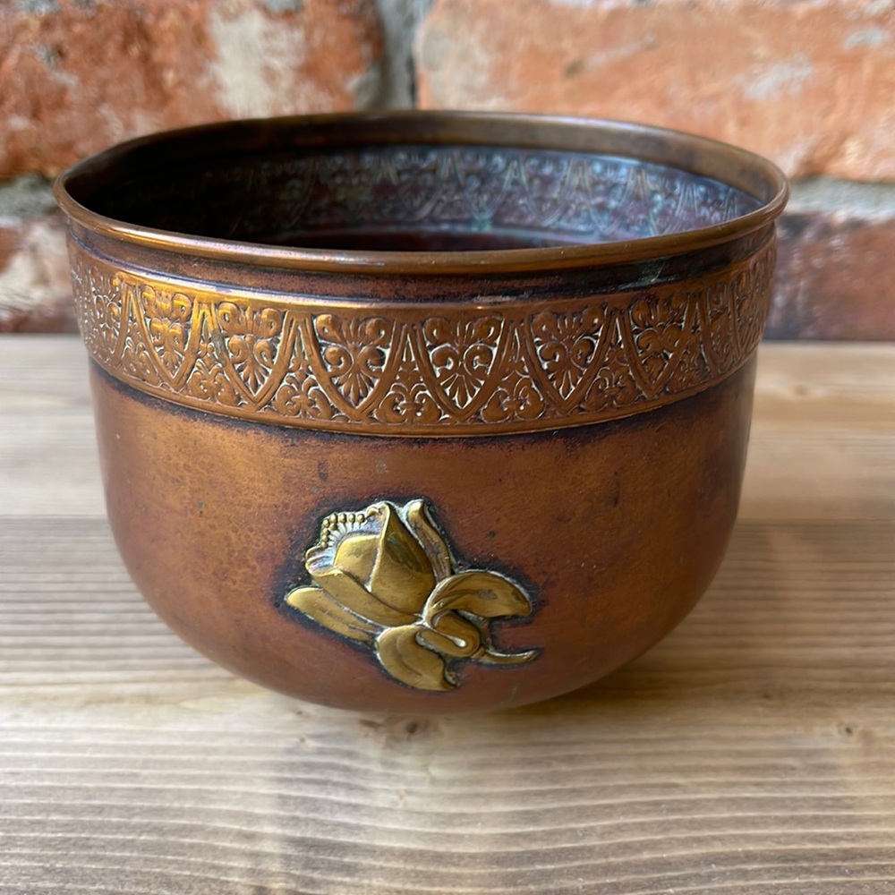 VINTAGE FOOTED COPPER PLANTER WITH GOLD FLORAL DETAIL
